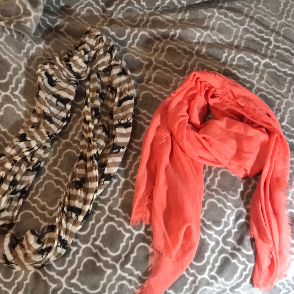 2 scarfs